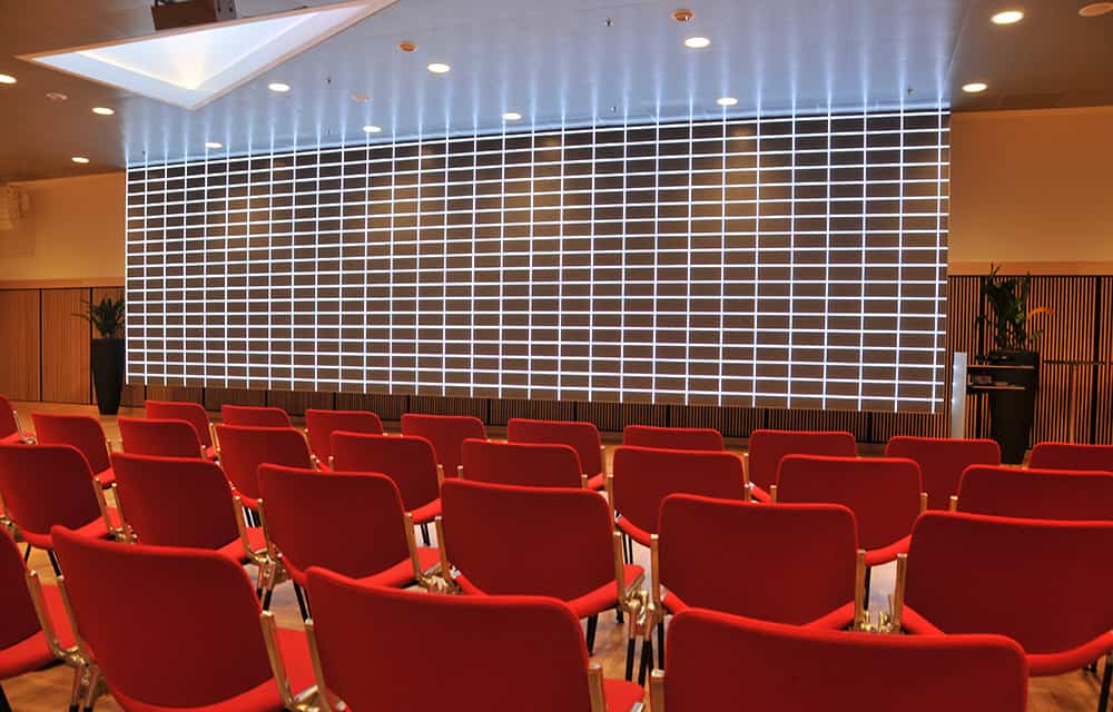 Konferencesal med røde stole