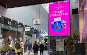 Storskærm med reklame i Amager centret