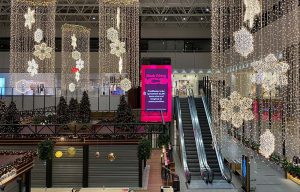 Storskærm ved rulletrappe i Lyngby storcenter