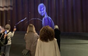 Tilskuere til Vertical Migration siphonophore ved BLOX i København